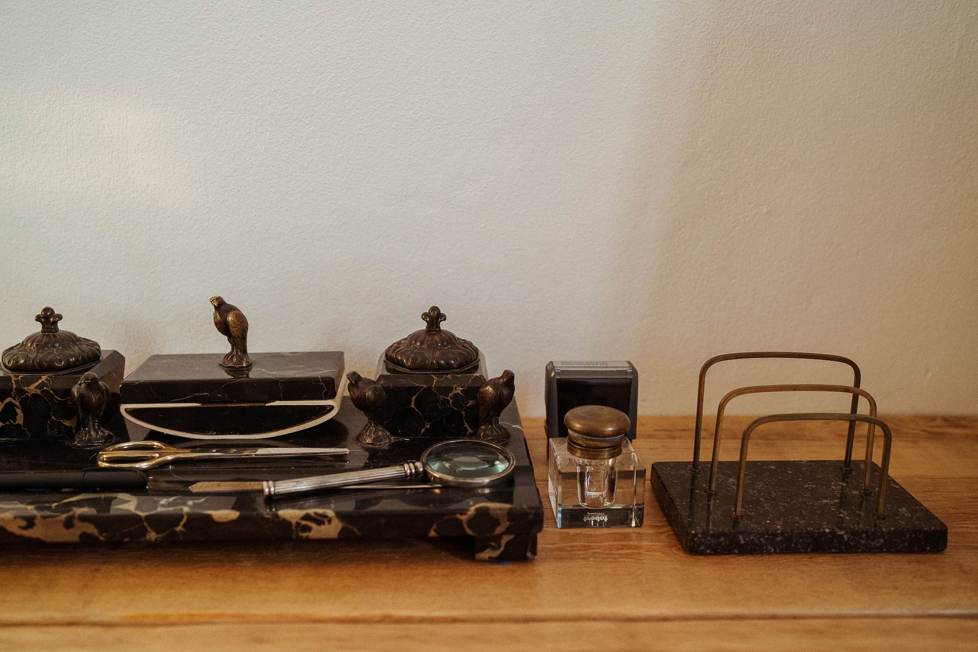 Schreibtisch Details antik im black studio
